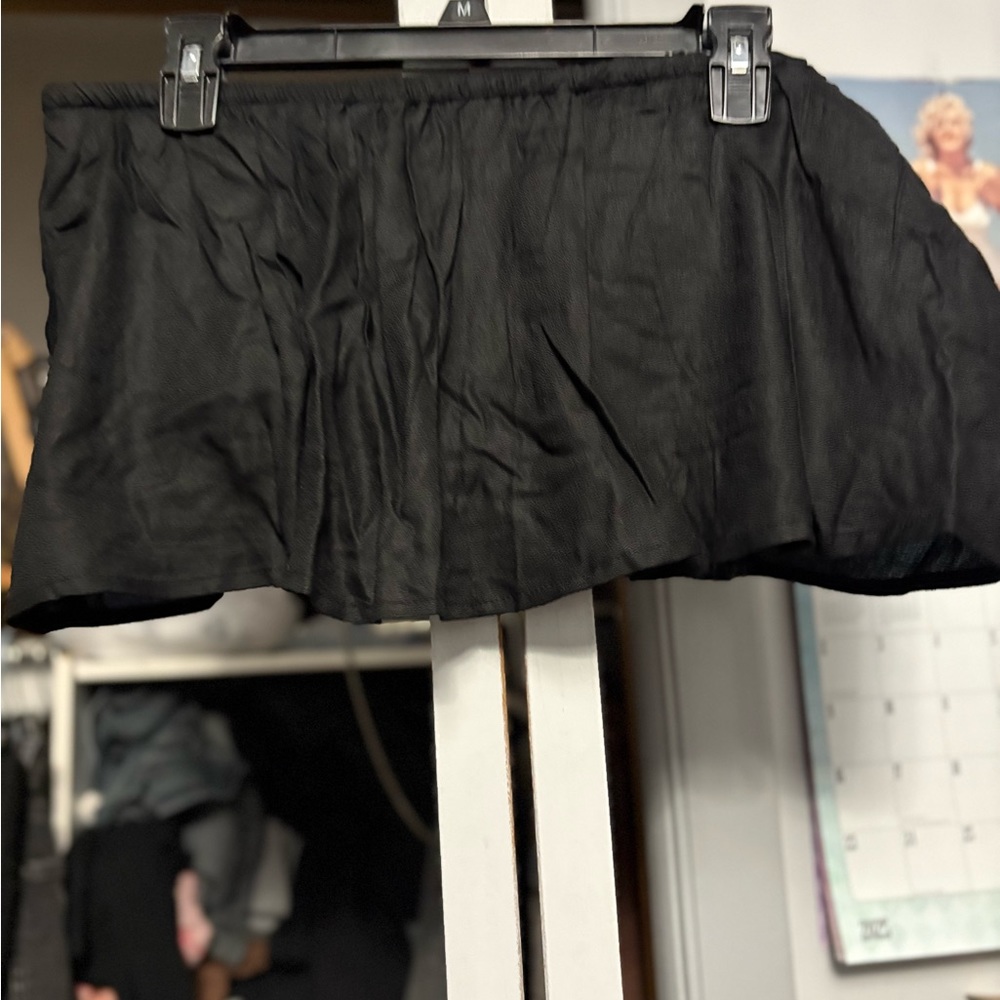 Chic Black Crop Top with Sleek Design
